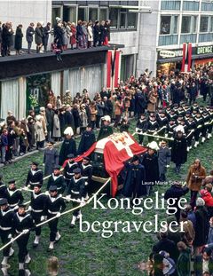 Forsiden illustrerer bogens fokus på folkets rolle i de kongelige begravelsesritualer gennem 1000 år. Billedet er taget af bankansatte Lise Evers, som fra en af bankens øvre etager overværede Frederik 9.s begravelsesprocession gennem Roskildes gader en kold vinterdag den 24. januar 1972.