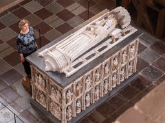 Hele vejen op gennem danmarkshistorien har folket spillet en særlig rolle i de kongelige begravelsesritualer. Ved at forstå ritualerne er det muligt at forstå forholdet mellem kongemagt og folk, mener Laura Maria Schütze, der her ses ved Margrete 1s gravmæle i Roskilde Domkirke. Hendes forskning, der er en slags 'dødens kulturhistorie', udkommer nu som bog.