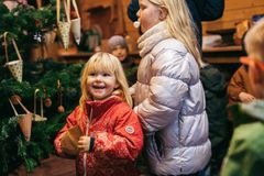 Igen i år kan børnene være med til at plyndre juletræet, ligesom man gjorde i 1800-tallet.