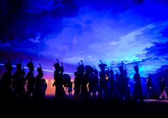 Lysfesten flankeres af Roskilde Garden, når optoget efter åbningen bevæger sig langs Kulturstrøget og de smukke, lysende værker, der giver byen en magisk stemning. Foto: Martin Simonsen