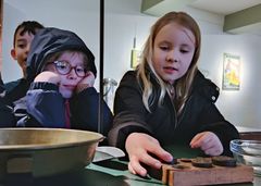 I Lützhøfts Købmandsgård kan eleverne prøve kræfter med juletravlheden på begge sider af disken – både som provianterende kunder og som servicerende købmand. Der skal vejes af, pakkes og betales, inden julefreden kan sænke sig.