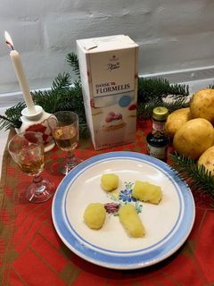 Marcipan plejer ikke at være lavet af kartoffel. Men i krisetider må man være kreativ. På forløbet ’Jul i en krisetid’ på Roskilde Museum laver eleverne marcipan af kartofler. Og nogle tør endda at smage.