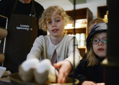 I Lützhøfts Købmandsgård kan eleverne prøve kræfter med juletravlheden på begge sider af disken – både som provianterende kunder og som servicerende købmand. Der skal vejes af, pakkes og betales, inden julefreden kan sænke sig.