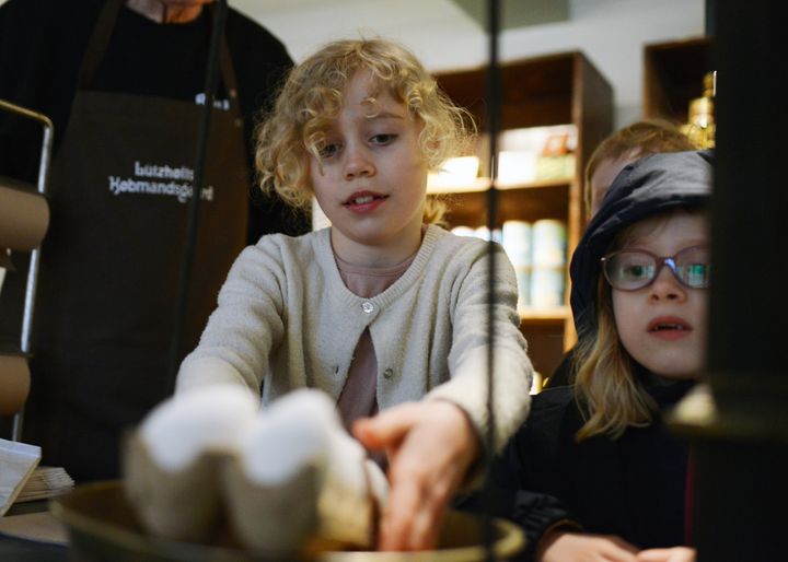 I Lützhøfts Købmandsgård kan eleverne prøve kræfter med juletravlheden på begge sider af disken – både som provianterende kunder og som servicerende købmand. Der skal vejes af, pakkes og betales, inden julefreden kan sænke sig.