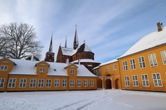 Roskilde Domkirke blev i 1995 optaget på UNESCO’s Verdensarvsliste, og lige siden har der været et ønske om et formidlings- og besøgscenter. Et ønske, der nu er på vej til at blive opfyldt. Nu er vinderprojektet fundet i konkurrencen om bygningstransformationen af Det Kongelige Palæ, son skal huse Roskilde Domkirke Verdensarvscenter.