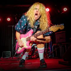 Da Dorte Hartmann - med kunstnernavnet A Mess - først havde grebet en guitar, slap hun den ikke bare igen. På kvindernes internationale kampdag stiller hun op til en samtale om kvinder og minoriteter i musik. Det sker i selskab med musikeren Dicte og forfatteren Anya Mathilde Poulsen og med Elise Ligaard som moderator.