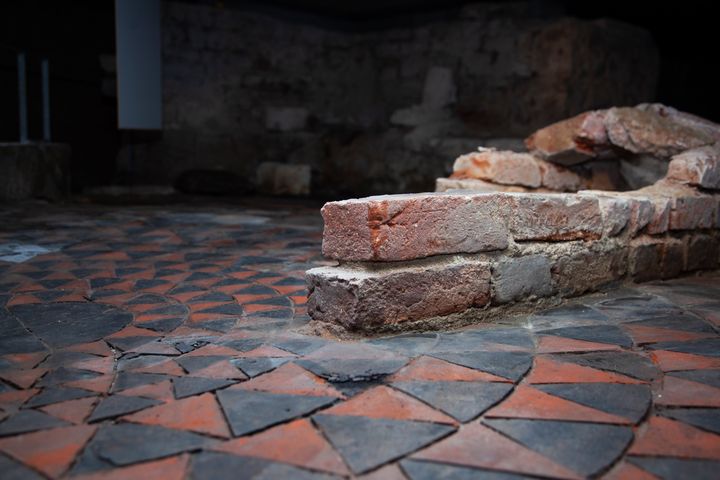 I Sankt Laurentius kan man under Stændertorvet opleve et meget sjældent mosaikgulv og andre rester af middelalderkirken, der blev revet ned i 1500-tallet.