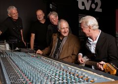 Sanger og sangskriver Steffen Brandt (th) og TV-2s engelske producer, Greg Walsh, havde sat sig til rette og vakte minder til live ved bandets analoge mixerpult i september 2022. Hele TV-2s gamle studie var flyttet fra Aarhus direkte ind i museets permanente udstilling og sammen med resten af bandet - (fra venstre) trommeslager Sven Gaul, basist Georg Olesen og guitarist Hans Erik Lerchenfeld - var de med til invielsen, da museet slog dørene op for den nye TV-2-udstilling.