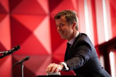 H.K.H Kronprins Frederik trykkede på den store, røde knap ved invielsen af det nye museum den 29. april 2016. Danmark havde fået et spektakulært museum for pop, rock og ungdomskultur, og den statsanerkendte museumsorganisation ROMU kunne byde et strålende, nyt familiemedlem velkommen til verden.