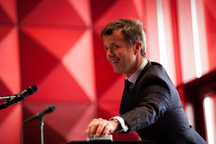 H.K.H Kronprins Frederik trykkede på den store, røde knap ved invielsen af det nye museum den 29. april 2016. Danmark havde fået et spektakulært museum for pop, rock og ungdomskultur, og den statsanerkendte museumsorganisation ROMU kunne byde et strålende, nyt familiemedlem velkommen til verden.