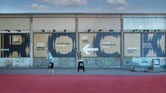 Du behøver ikke kunne stå på hænder for at være med, når Rockmuseet fejre 10 års fødselsdag den 29. april. Bare mød op! Den runde fødselsdag fejres med fri entré og en række spændende oplevelser i guldfirkanten på Rabalderstræde. Foto: Kristian Grøndahl /ROMU