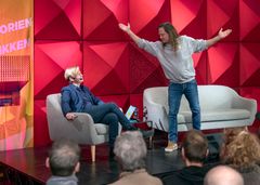 I løbet af de ti år Rockmuseet har eksisteret, har en lang række store musikpersonligheder bidraget til den store fælles fortælling om dansk rock, pop og ungdomskultur. Her er det D:A:D-forsanger Jesper Binzer i livlig samtale med Clement Behrendt Kjersgaard ved "Historien Bag Musikken" i 2024.