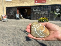Fredshandlinger kan være helt små. Det kan være at forholde sig til uenigheder og håndtere konflikter i hverdagen - eller at male en fredsdue på en sten og bringe den ud i verden. På befrielsesdagen 5. maj sætter Roskilde Museum sammen med Fredsinitiativet i Roskilde fokus på fred og fredshandlinger. Alle kan være med.