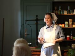 Under den historiske langbordsmiddag vil kulturhistoriker Ditte Kröner fortælle om både spisevaner og spareråd i første halvdel af det forrige århundrede.