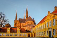 Roskilde Domkirke Verdensarvscenter skal etableres i Det Kongelige Palæ, som ligger lige ved siden af Domkirken. Det forventes, at verdensarvscenteret slår dørene op for gæster i 2028.