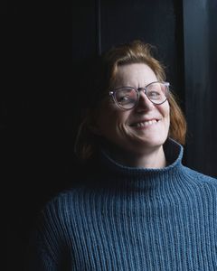 Teaterleder Karen Nielsen fra Parkteatret har længe haft lyst til at fortælle historien om de sovjetiske flygtninge. Nu bliver historien til en musikalsk familieforestilling, der tager livtag med store følelser. Foto: Foto Cæcilie V. Pedersen