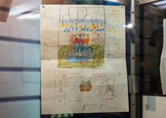 En helt særlig genstand er blevet en del af ROMUs omfattende museumssamling, nemlig Paul McCartneys håndtegnede udkast til det nu så ikoniske cover til Beatles-pladen ’Sgt. Pepper’s Lonely Hearts Club Band’. Siden foråret 2025 har tegningen kunnet opleves i Rockmuseets udstilling.