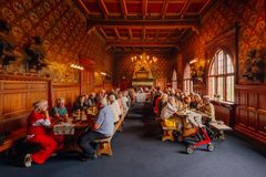 Igen i år bliver der inviteret til middelaldertaffel i den gamle byrådssal under Roskilde Middelalderdage. Her kan man - hvis man indløser billet - få kulinariske historier, mens man smager middelalderens mad og drikke.