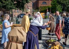 Middelalderens mode adskiller sig en smule fra nutiden, så det er ikke svært at afkode, at Stændertorvet den 3.-4. august danner ramme om Roskilde Middelalderdage.