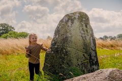 Ofte kan et besøg på et af ROMUs besøgssteder kombineres med indholdsige oplevelser i det fri som her ved skibssætningen ved Lejre Museum. Sommeren 2026 er en god mulighed for at blive klogere på historien sammen, uden at det skal koste en herregård. Har man først besøgt ét af ROMUs besøgssteder får man 50% rabat på de øvrige.