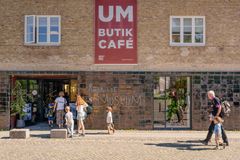 I år bliver sommeren lidt billigere, hvis den står på museumsbesøg i Frederikssund, Roskilde og Lejre. Efter første besøg på et af ROMUs mange besøgssteder kommer man ind til halv pris på museumsorganisationens andre besøgssteder hele sommeren 2026. Børn er i forvejen gratis.