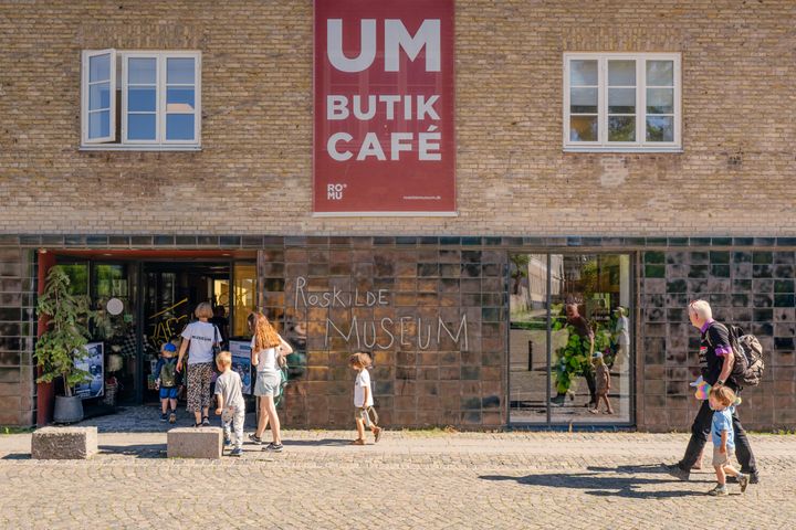 I år bliver sommeren lidt billigere, hvis den står på museumsbesøg i Frederikssund, Roskilde og Lejre. Efter første besøg på et af ROMUs mange besøgssteder kommer man ind til halv pris på museumsorganisationens andre besøgssteder hele sommeren 2026. Børn er i forvejen gratis.