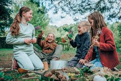 På ROMUs besøgssteder er der lærerige oplevelser for hele familien i sommerferien. På Færgegården kan man for eksempel komme på hekseskole gå på opdagelse i hekseurter, folketro og planternes magiske kræfter.