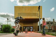 En sommerbesøg på Rockmuseet kan nemt kombineres med andre aktiviteter i Musicon-området. Og har man først besøgt Rockmuseet eller et andet af ROMUs besøgssteder, kommer man ind til halv pris på ROMUs mange andre besøgssteder i Lejre, Roskilde eller Frederikssund. Børn er altid gratis.
