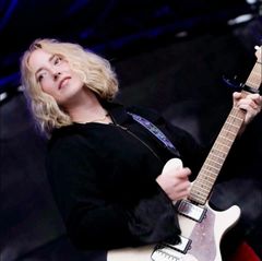 Poprock-sangskriveren, sangeren og guitaristen Laura Pold er blandt artisterne ved endagsfestivalen VIBE UP på Rockmuseet.