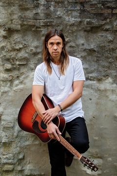 Singer-songwriteren Emil Saabye er blandt artisterne, som er på plakaten ved endagsfestivalen VIBE UP på Rockmuseet.