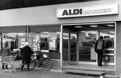 Man kunne kun købe langtidsholdbare varer Aldi-butikken, der åbnede i Roskilde i 1978. Egentlig skulle butikken, der lå på Søndre Ringvej, have været kædens første i Danmark, men projektet blev forsinket af proteter fra De Samvikende Danske Købmandsforeninger. Aldi i Roskilde åbnede derfor i stedet som kædens femte butik i Danmark.
