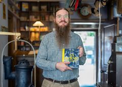 Jakob Caspersen er museumsinspektør i ROMU og står bag disken i Lützhøfts Købmandsgaard. Nu er han også forfatter til bogen ’Så gerne!’, der gennem 99 små nedslag over hele landet fortæller 150 års købmandshistorie.