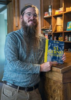 Jakob Caspersen er museumsinspektør i ROMU og står bag disken i Lützhøfts Købmandsgaard. Nu er han også forfatter til bogen ’Så gerne!’, der gennem 99 små nedslag over hele landet fortæller 150 års købmandshistorie.