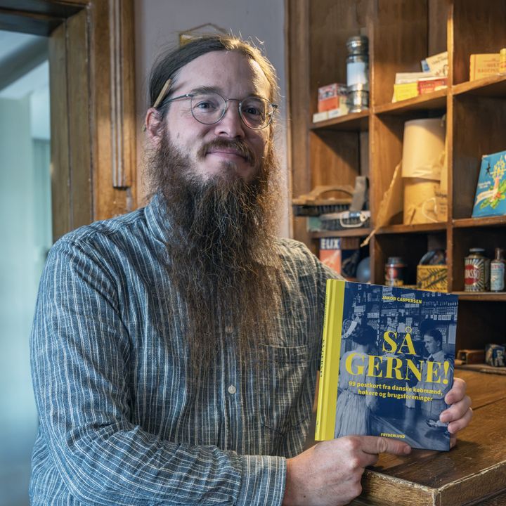 Jakob Caspersen er museumsinspektør i ROMU og står bag disken i Lützhøfts Købmandsgaard. Nu er han også forfatter til bogen ’Så gerne!’, der gennem 99 små nedslag over hele landet fortæller 150 års købmandshistorie.