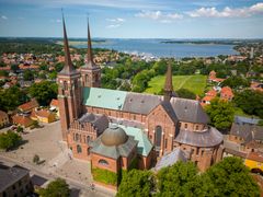 Roskilde Domkirke, som er Danmarks kongelige gravkirke og en levende sognekirke, blev i 1995 optaget på UNESCO’s verdensarvsliste. Siden da har der været et ønske om at styrke formidlingen af Domkirkens status og historie. Det ønske bliver opfyldt med udstillingerne i Roskilde Domkirke Verdensarvscenter.