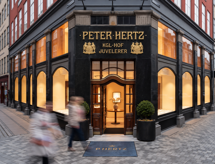 Peter Hertz' historiske butiksfacade har ligget på hjørnet af Købmagergade og Kronprinsensgade siden 1841, og d. 1. oktober 2026 udvider forretningen sine lokaler.