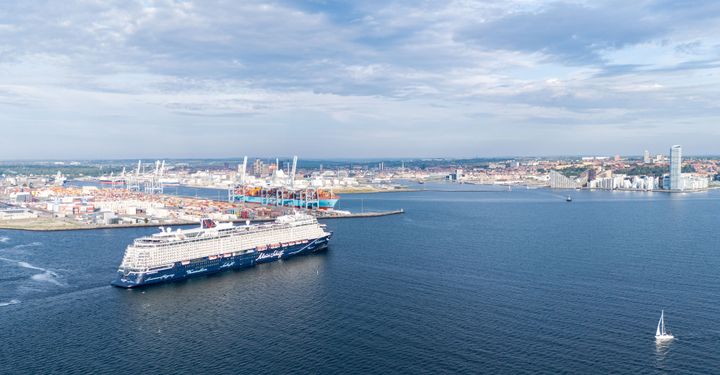 Krydstogtskibet Mein Schiff 1 anløber Aarhus Havn