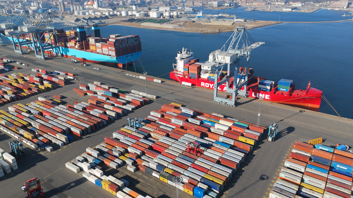 Over 70 procent af alle containere til og fra Danmark går gennem Aarhus Havn, som er landets største erhvervshavn.
