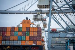 Containerskib i Aarhus Havn med kraner i baggrunden.