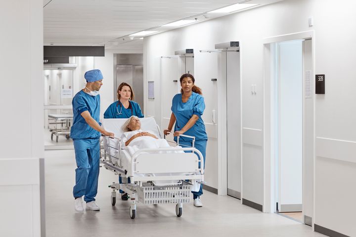 Hospitalspersonale transporterer patient