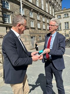 Fungerende ældreminister Henrik Frandsen modtager bogen Efterladt.