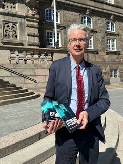 Vicedirektør Michael Teit Nielsen uddeler bøger til politikerne