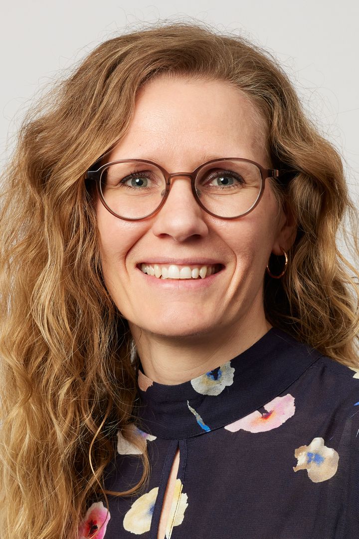 "Når man lukker Rejsekortet og slukker de blå punkter på stationerne, inden løsningen også er klar til dem, så svigter man de ikke-digitale i vores samfund. Ikke-digitale danskere bliver bogstavelig talt efterladt på perronen, mens digitaliseringstoget buldrer derudad for os andre,” siger Louise Kambjerre Scheel, chefkonsulent i Ældre Sagen.