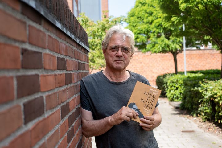 Henrik Sylvest med bogen "Nepal tur retur 1969 - en indre og ydre rejse", som er udkommet på Psykiatrifondens Forlag.