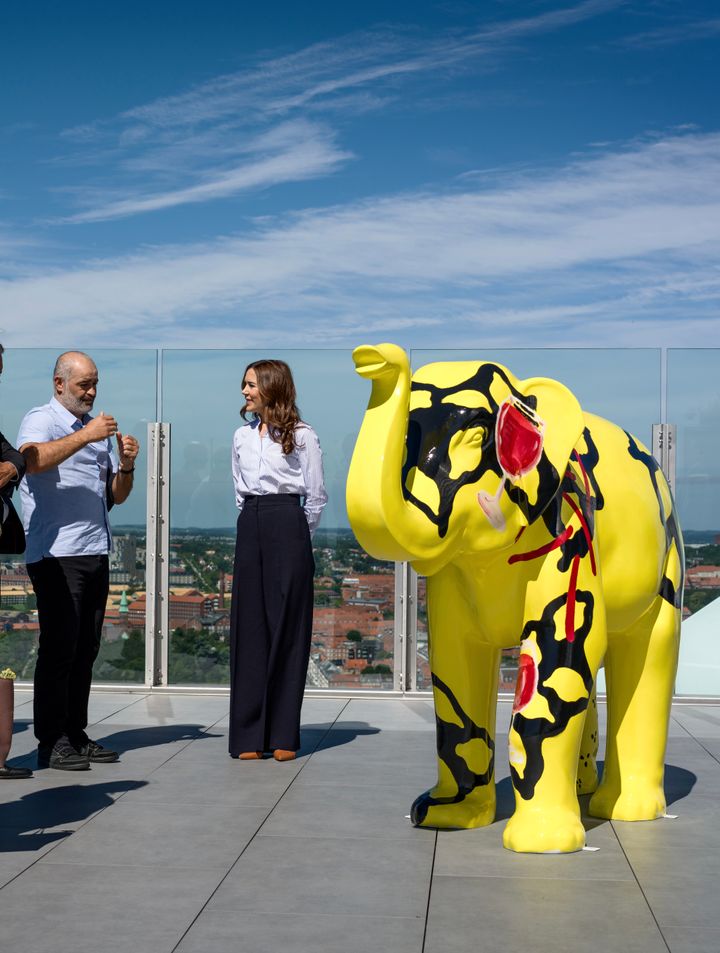 H.M. Dronningen overværede i dag åbningen af Find elefanten - oplev Aarhus. Her med kunstneren Michael Kviums elefantkunstværk Snabel Fabel øverst oppe i Aarhus Øje.