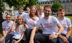 En gruppe mennesker i Psykiatrifondens hvide t-shirts, designet til indsatsen på Roskilde Festival