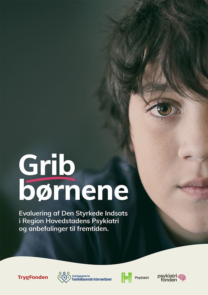 Forside af evalueringsrapport med foto af ansigt af barn og teksten