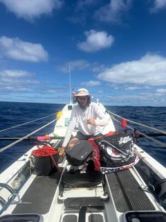 Simon Svendsen ses midt i robåden med reb og andet grej.