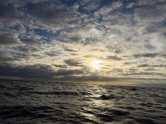 Himmel og hav, sol og bølger så langt, øjet rækker.