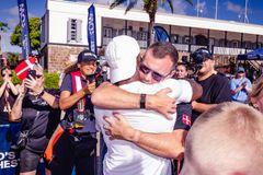 Kenni Hansen, der måtte forlade den specialbyggede robåd efter de første 600 sømil på grund af sygdom, giver og får en bjørnekrammer.